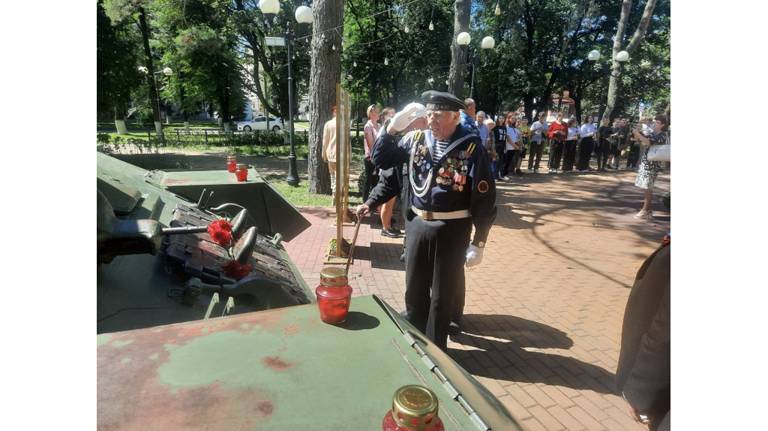 В Бежицком районе Брянска возложили цветы к памятнику «Танк» в сквере Морозова