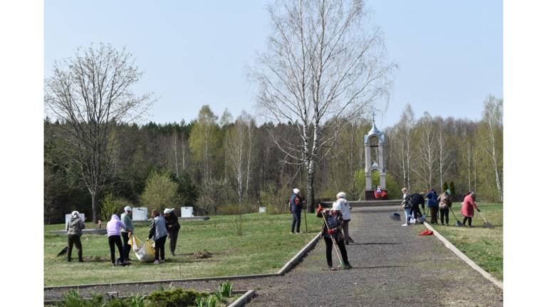 В Клинцовском районе на мемориальном комплексе «Речечка» состоялась акция «Сад Памяти»