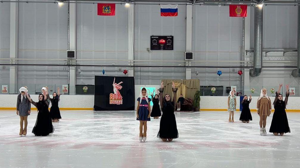 В Климово юные фигуристы посвятили 80-летию Победы спектакль на льду