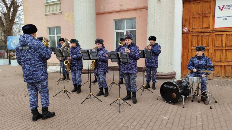 Военный оркестр Росгвардии поднял настроение брянцам весенним концертом