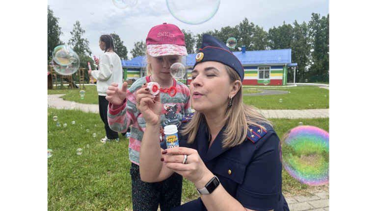 Брянские следователи ко Дню защиты детей передали подарки в подшефный приют