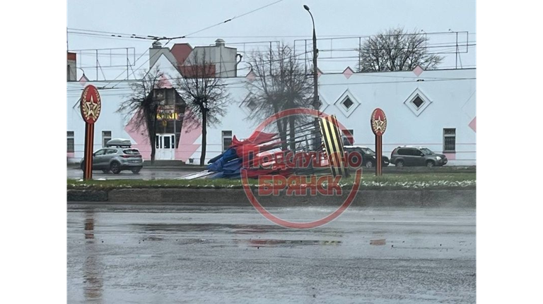 В Брянске возле стальзавода под напором ветра рухнула стела