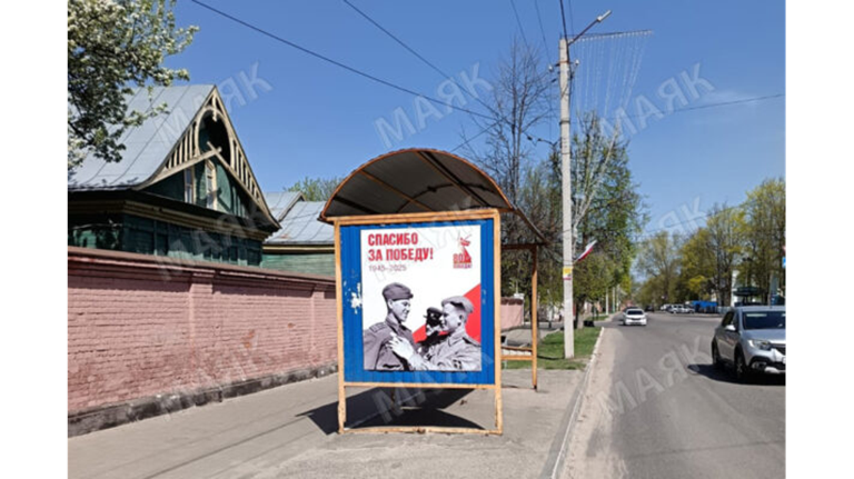 В Новозыбкове плакатами ко Дню Победы украсили остановки общественного транспорта