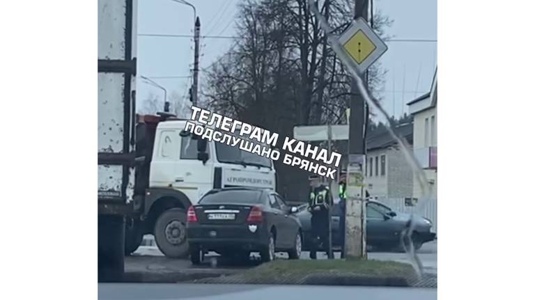 В Жуковке в ДТП попали большегруз и легковушка