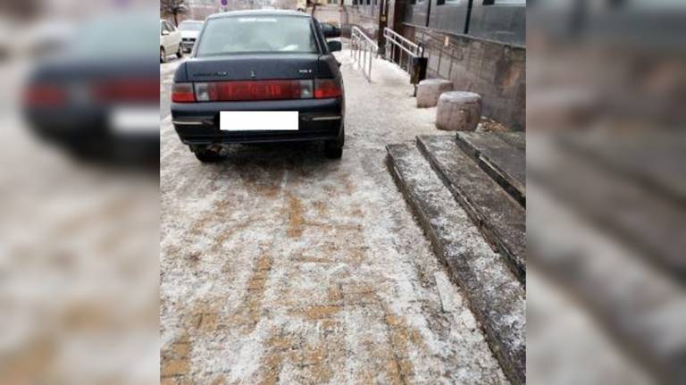 В Брянске водителя оштрафовали за парковку на тротуаре по фото из соцсети