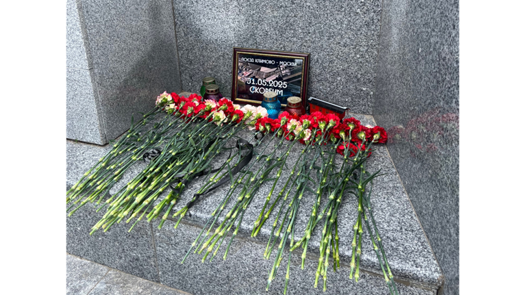 К Кургану Бессмертия в Брянске несут цветы в память о погибших