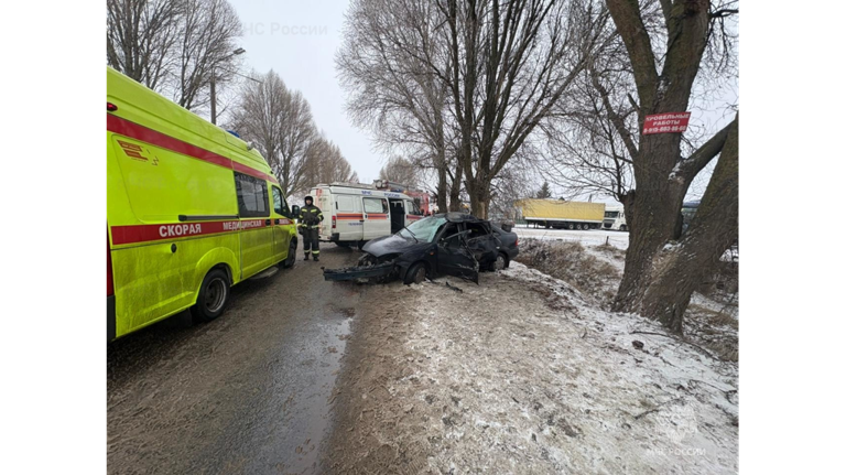 В Брянске после ДТП пострадавшего вырезали из автомобиля