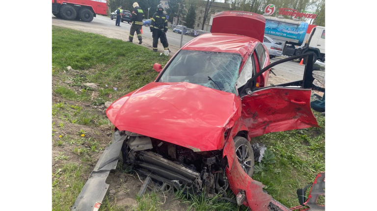 Под Брянском легковушка влетела под большегруз: ранены двое