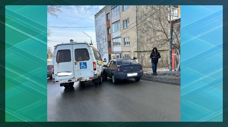 В Брянске на улице Горького столкнулись такси для инвалидов и легковушка