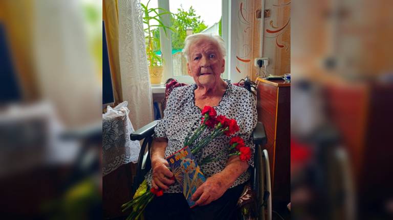 В Новозыбкове работники суда поздравили с Днем Победы ветерана войны Екатерину Быкову