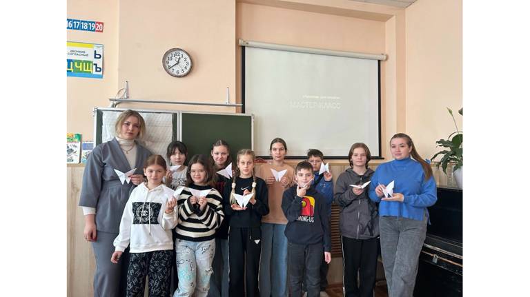В Клинцах для школьников провели мастер-класс «Талисман для солдата»