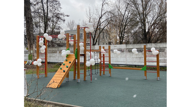 В Брянске открылась универсальная детская площадка