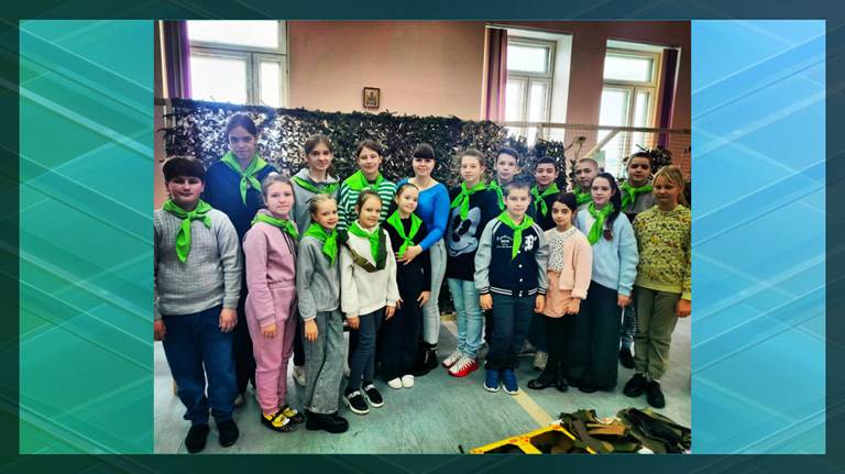 В Клинцах воспитанники воскресной школы плетут маскировочные сети для бойцов СВО