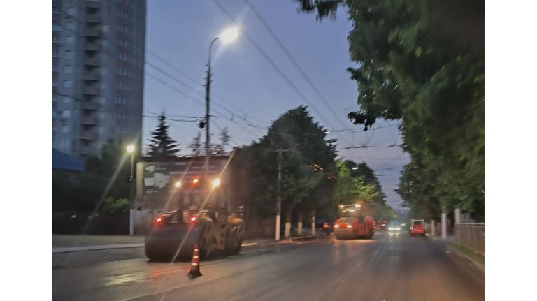 В Брянске на двух дорогах укладывают асфальт по ночам