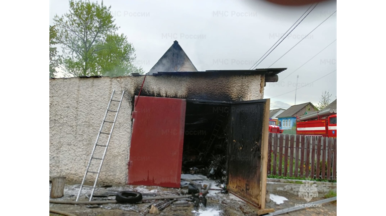 В Фокино сгорели гараж и крыша жилого дома