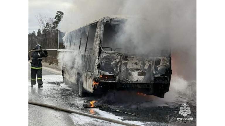 На дороге возле Партизанской поляны под Брянском загорелся автобус