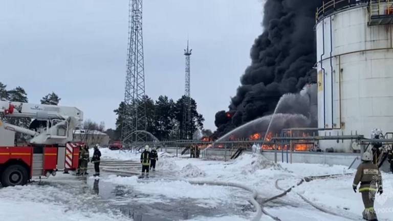 Для тушения пожара на нефтебазе в Клинцах готовятся применить пенную атаку