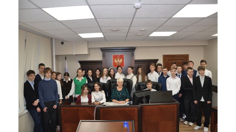 Для брянских школьников провели урок обществознания в арбитражном суде