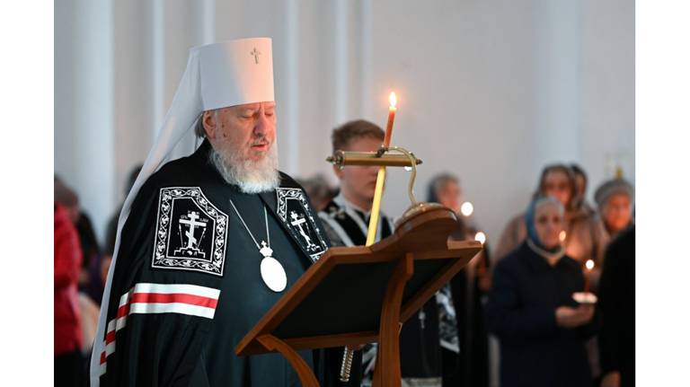 Брянский митрополит Александр совершил великое повечерие в Свенском монастыре