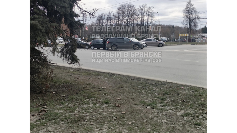 В Брянске на кольце Самолета в ДТП попали три легковушки
