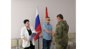 В Клинцовском районе герою СВО Дмитрию Романишко торжественно вручили орден Мужества