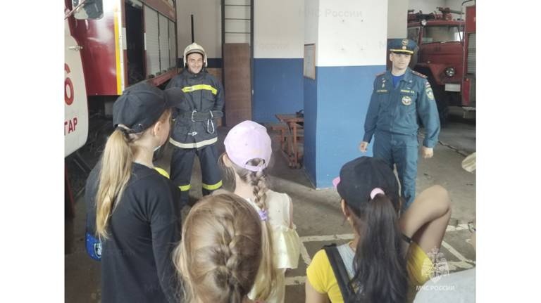 Погарские пожарные провели экскурсию для школьников