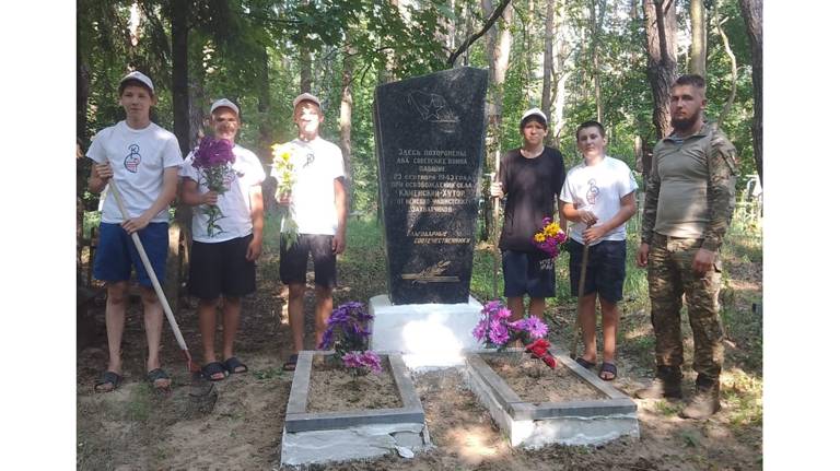 В климовском посёлке Уборки благоустроили место захоронения советских воинов