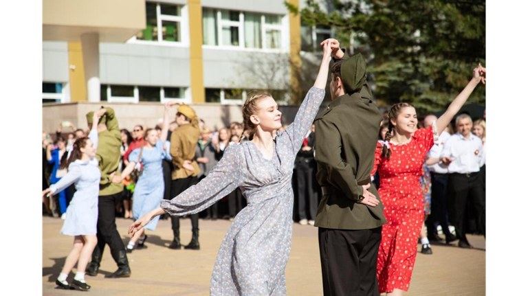 Преподаватели и студенты Брянского госуниверситета станцевали «Вальс Победы»