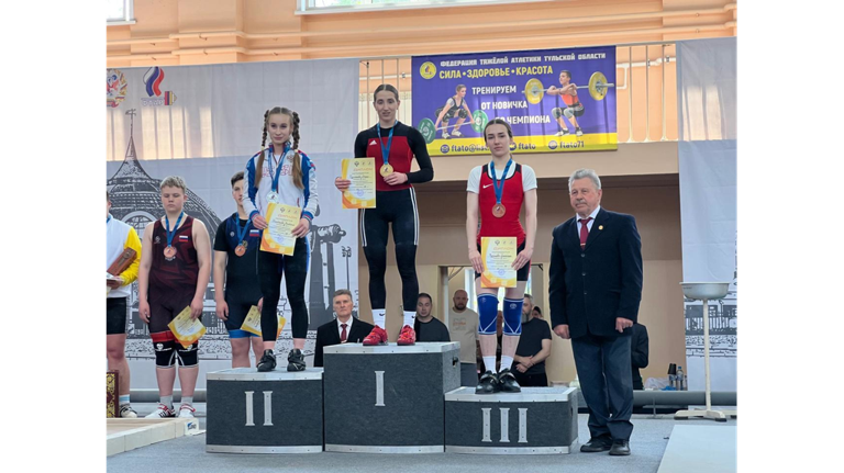 Брянская тяжелоатлетка Глушенкова взяла золото чемпионате ЦФО