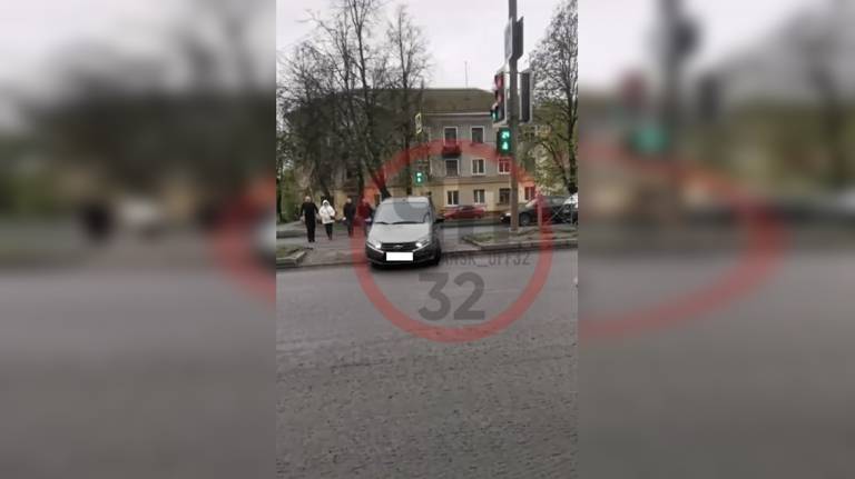 В Брянске водителя оштрафовали за езду по тротуару и пешеходнику