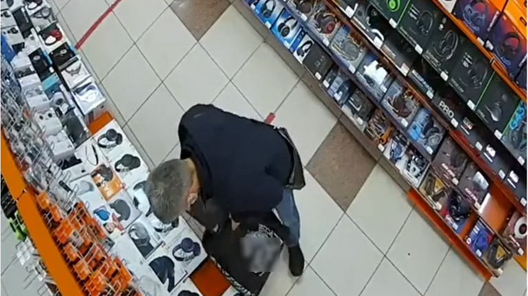 В Брянске вор вынес из магазина мышки для компьютера и наушники на 55 тысяч рублей