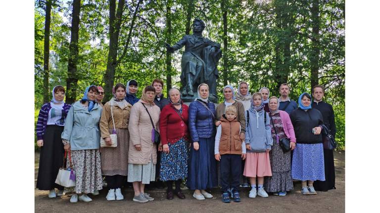 Брянские паломники посетили святыни Псковской епархии и могилу Пушкина