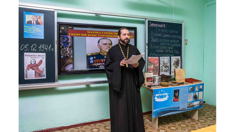 Дятьковские священники посетили школы