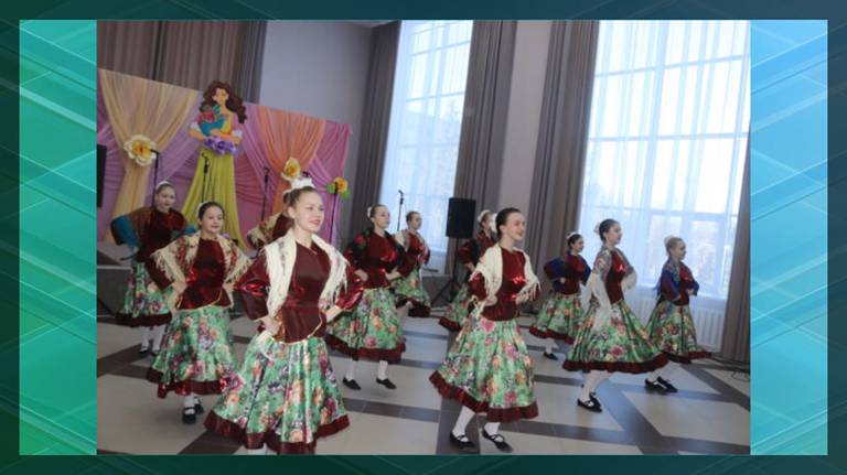 В Трубчевске женщин поздравили с 8 Марта праздничным концертом