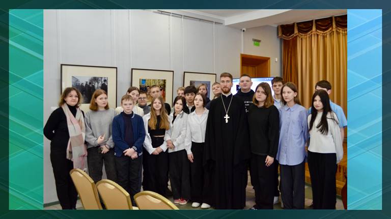 Брянские школьники побывали на фотовыставке священника Димитрия Чикалина