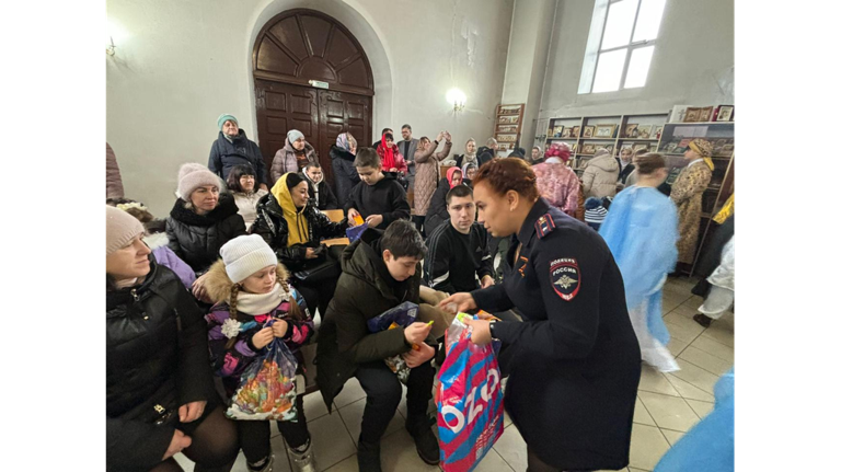 В Унече транспортные полицейские провели Рождественскую встречу для особенных детей