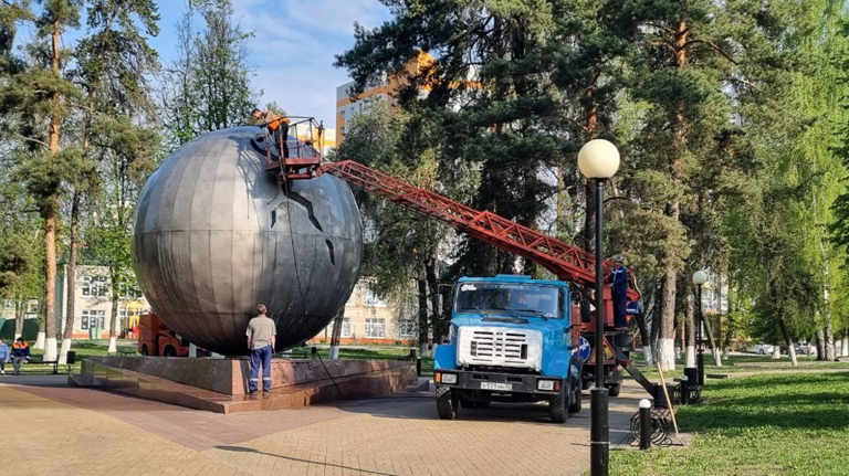 Брянские дорожники вымыли шар земной