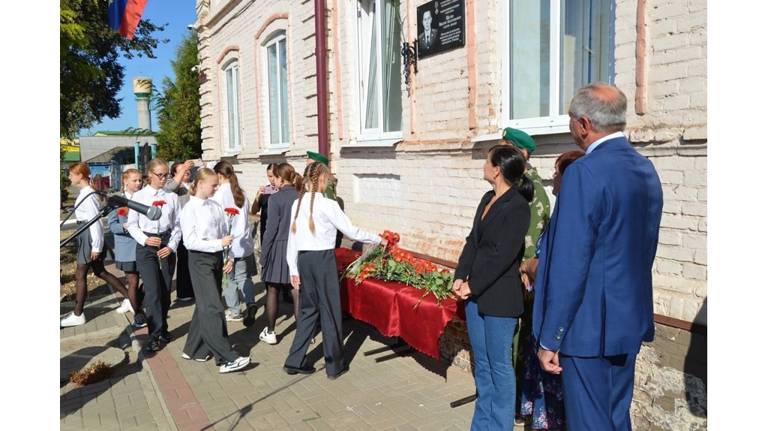 В Стародубе открыли мемориальную доску в честь героя СВО Виктора Щелко