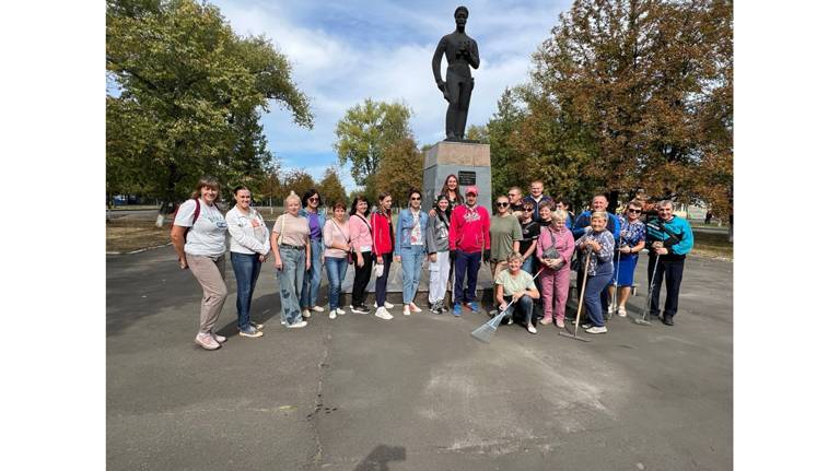 В Брянске на бульваре Щорса больше 100 человек взялись за грабли