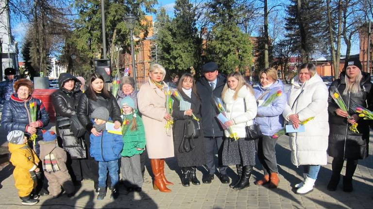 В Брянске прошло праздничное мероприятие «Дарите женщинам цветы»