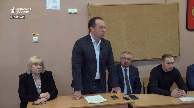 Вице-мэр Брянска Сергей Антошин выслушал родителей 13-й школы перед капремонтом (ВИДЕО)