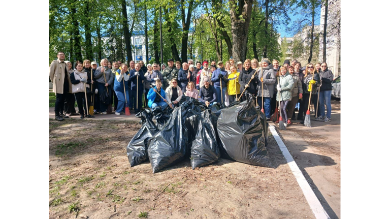 Более 900 кубометров мусора собрали в Брянске участники общегородского субботника