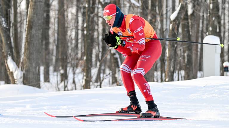 Брянский лыжник Большунов одержал 15-ю подряд победу на этапе Кубка России в Казани