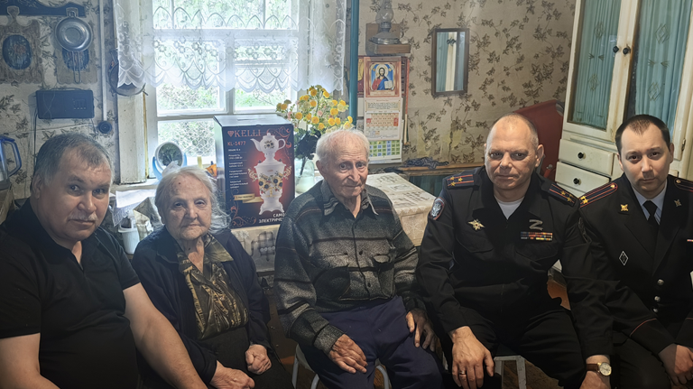 Брянские транспортные полицейские навестили 93-летнего ветерана Ивана Карпова