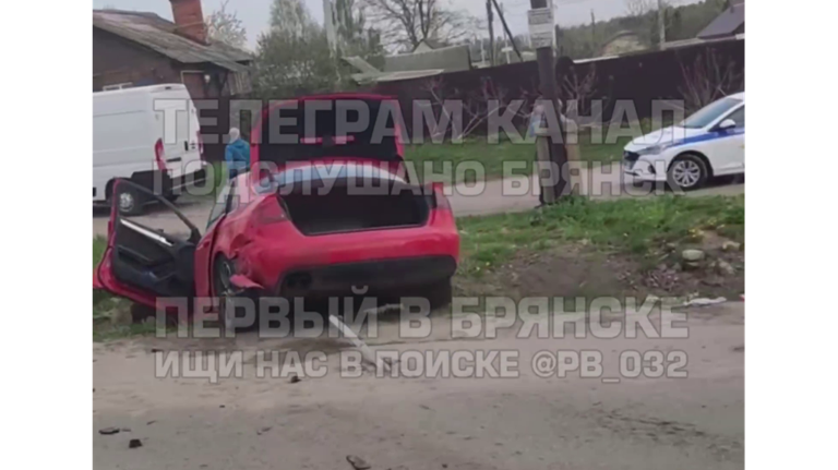Под Брянском легковушка снесла ограждение и вылетела в кювет