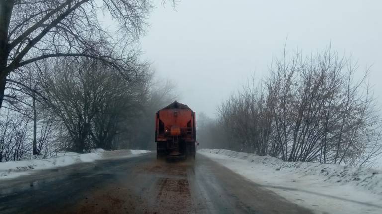 На дороги Брянской области за минувшие сутки высыпали более 2000 тонн пескосоляной смеси
