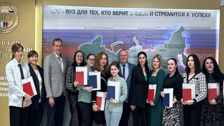 В Брянске выпускникам магистратуры физмата БГУ вручили дипломы