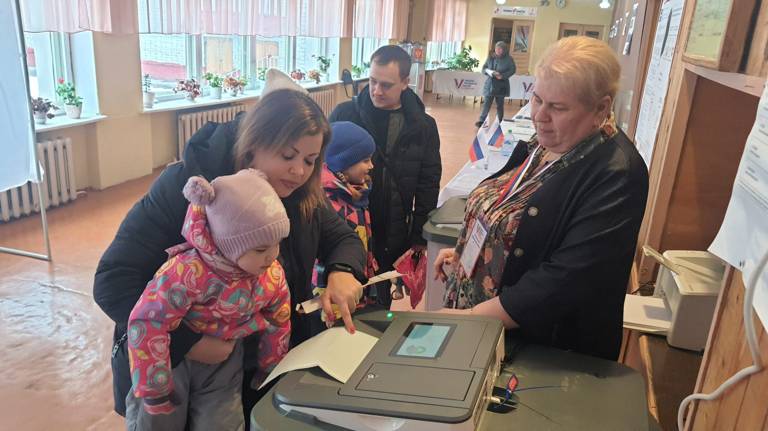 В Сельцо проголосовала многодетная семья Юрченко