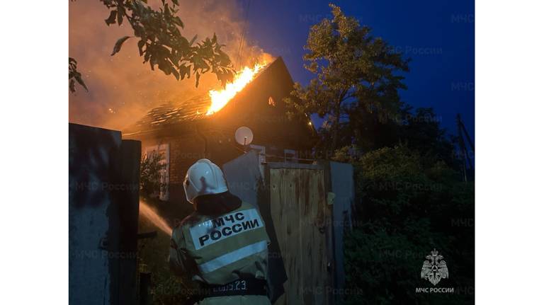 В Сеще поздно вечером сгорел жилой дом