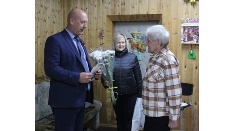 Глава администрации Жуковского округа поздравил ветерана войны с праздником
